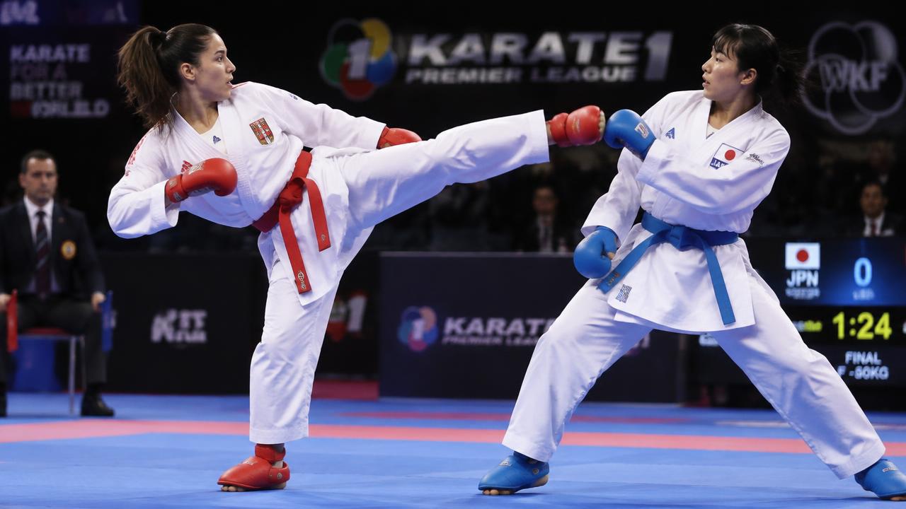 Atleta de karatê executando chute alto